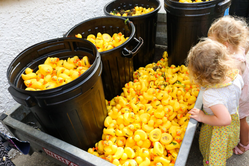 Children with the rubber ducks