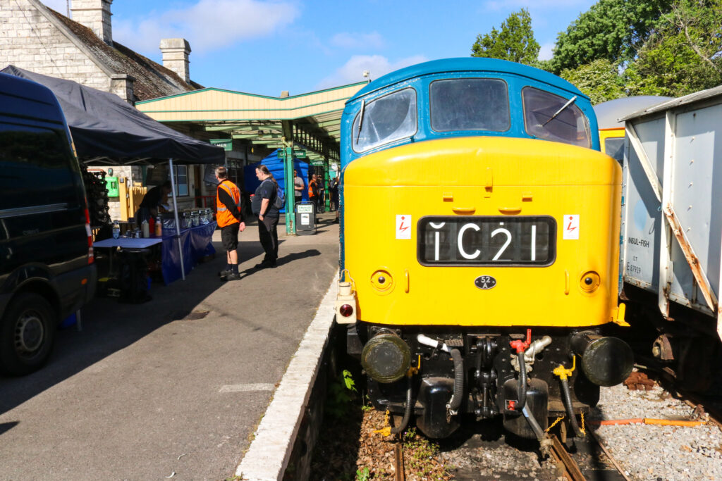 Visiting diesel locomotive Class 46 No. D182 (British Rail No. 46 045)